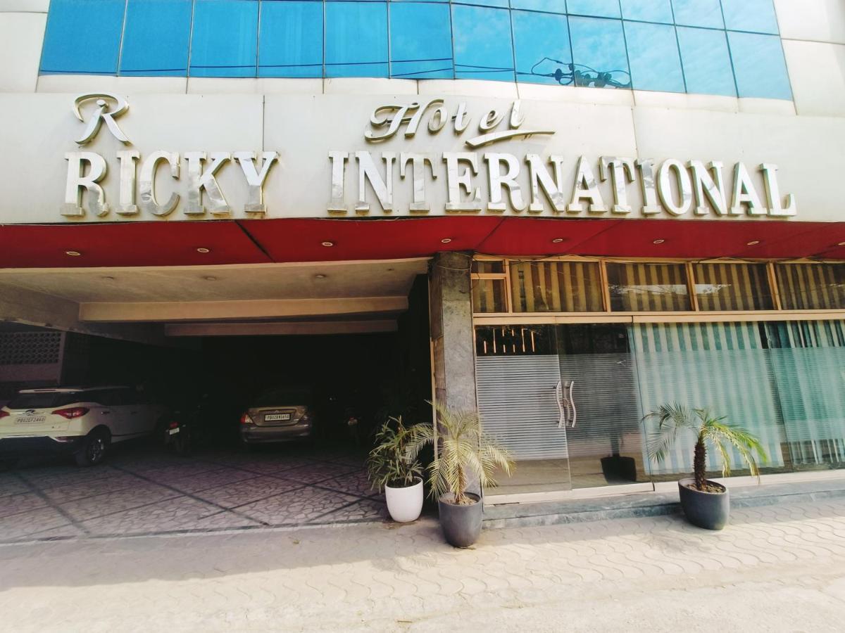 Hotel Ricky International 암리차르 외부 사진