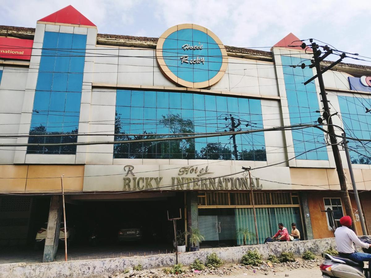Hotel Ricky International 암리차르 외부 사진